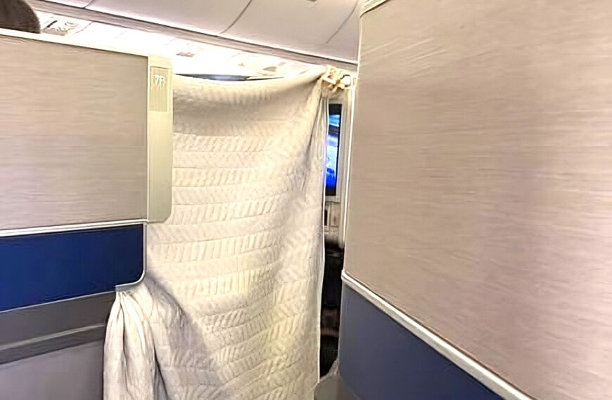 United Business Class Passenger Uses Hair Clips And Blanket To Build DIY Suite Doors For Privacy – View from the Wing