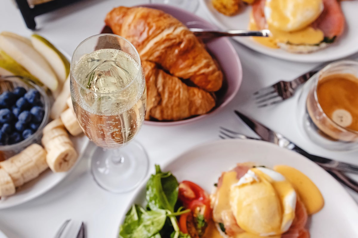 Best Bottomless Brunch In NYC: 22 Amazing Boozy Brunch Places